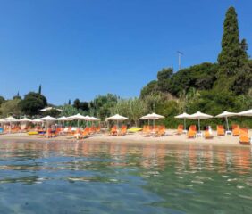 Beach bar Το Coral Beach Bar προσφέρει ξαπλώστρες και ομπρέλες στην παραλία «Περούλια».