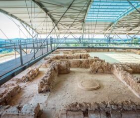To μέγαρο της Ύστερης Ελλαδικής Εποχής, [13ο αιώνα π.Χ.] Σε απόσταση 18χιλ. από την πόλη της Πύλου, θα βρείτε το παλάτι του Νέστορα, το οποίο και αποτελεί το πιο καλά διατηρημένο μνημείο του Μυκηναϊκού πολιτισμού. Μία εξερεύνηση στην περιοχή των ανασκαφών του παλατιού, των βασιλικών «Θολωτών τάφων»...θα σας φέρει πιο κοντά στον αρχαίο κόσμο της Μεσσηνίας!